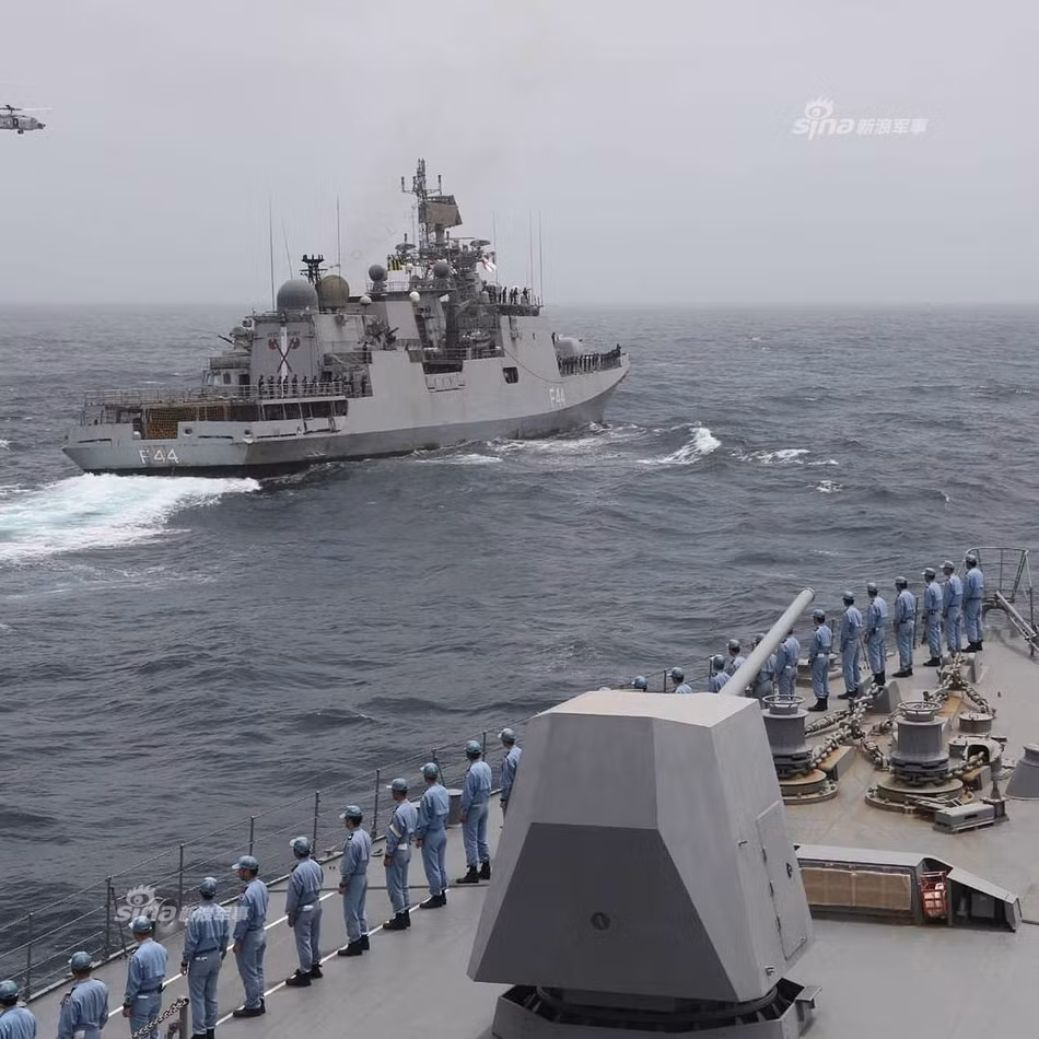 Khu trục hạm DDG-116 của Nhật Bản thuộc lớp Akizuki được nước này đóng mới từ năm 2010 và được hạ thủy từ năm 2011. Có giá khoảng 893 triệu USD, các khu trục hạm lớp Akizuki được phát triển bởi hãng Mitsubishi. Nguồn ảnh: Sina.