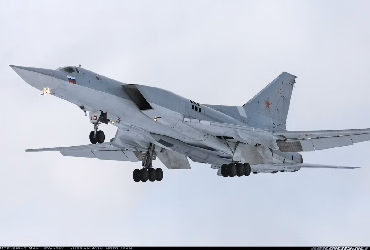 Được thiết kế bởi Cục thiết kế Tupolev, chuyến bay đầu tiên của T-22M được thực hiện vào ngày 30/8/1969 với thành công mỹ mãn. Chiếc siêu máy bay ném bom này được đưa vào sản xuất hàng loạt từ năm 1972 và tới khi kết thúc quá trình sản xuất vào năm 1997 đã có tổng cộng 497 chiếc được ra lò. Nguồn ảnh: Airliners.