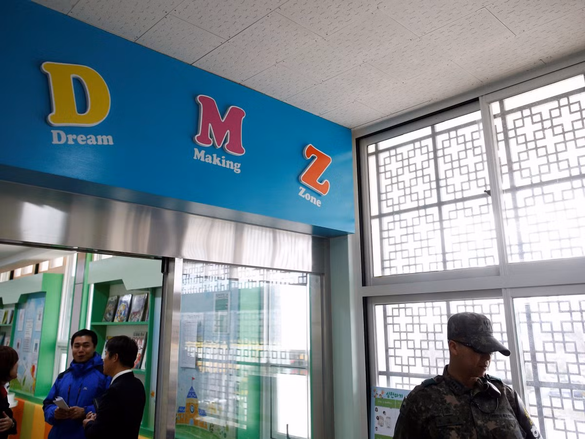 Tuy nhiên, một trong những học sinh tên là Lee Su-jin, lớp 4 nói rằng, mặc dù học ở DMZ nhưng cô bé "không cảm thấy lo lắng cho sự an toàn" của mình. "Mọi người lo lắng cho chúng cháu nhưng các binh sĩ vẫn ở đây với chúng cháu và chúng cháu được tham gia diễn tập sơ tán. Vì thế, cháu không nghĩ rằng có bất cứ điều gì đáng để lo lắng hay sợ hãi".