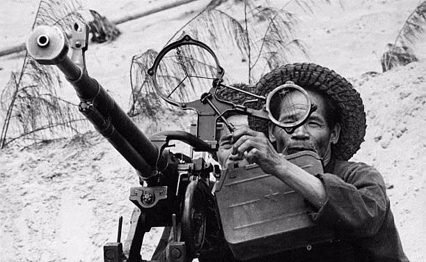 Chính nhờ những trận địa phòng không nhân dân này, với đầy đủ các tầng lớp nhân dân từ thanh niên cho tới các ông bà cụ đã cùng nhau tham gia đánh hạ máy bay Mỹ trên bầu trời miền Bắc, khiến ngay cả các phi công Mỹ dày dạn kinh nghiệm chiến đấu nhất trong chiến tranh thế giới thứ hai hay chiến tranh Triều Tiên phải kinh sợ. Nguồn ảnh: Viettimes.