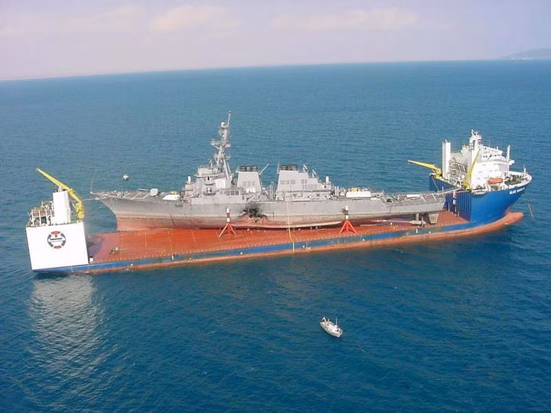 MV Blue Marlin thuộc loại tàu dock nửa nổi, nửa chìm. Nó có thể bơm nước vào để chìm xuống ở độ sâu vượt qua mớn nước của tàu cần chuyên chở, sau đó người ta sẽ dùng các giá đặc biệt để cố định phương tiện và cho tàu nổi lên. Quá trình tương tự khi đưa hàng ra khỏi tàu. Ảnh: Hải quân Mỹ.