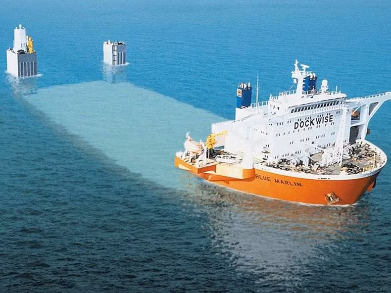 Nhiều khả năng, tàu MV Blue Marlin sẽ được lựa chọn để chở tàu DDG-62 về Mỹ vì trên thế giới không có nhiều phương tiện có thể thực hiện điều này. Ảnh: Amusingplanet .