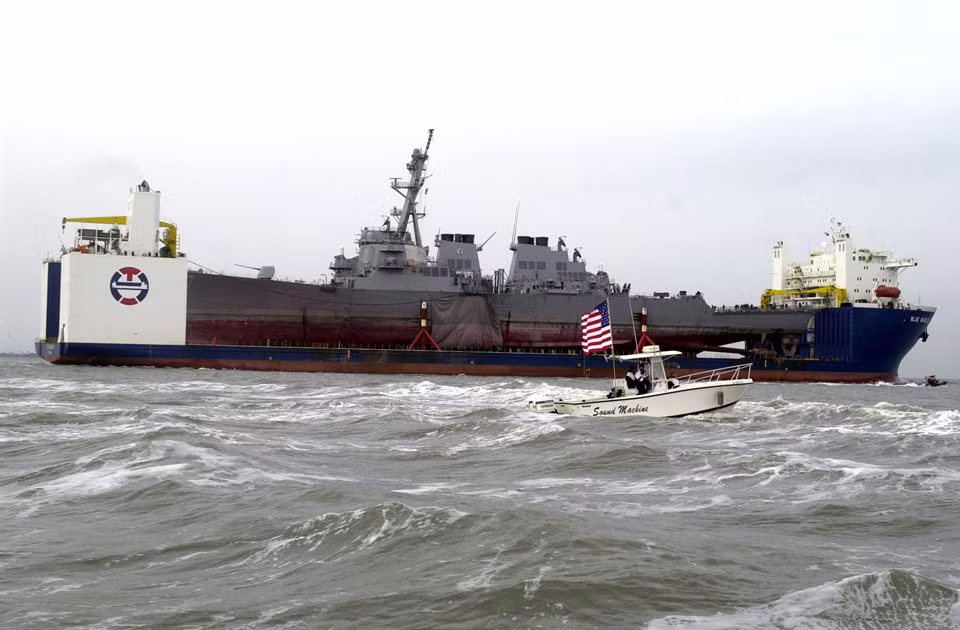 MV Blue Marlin từng "cõng" tàu khu trục USS Cole (DDG-67), lớp Arleigh Burke trở lại Mỹ sau khi bị phiến quân Al Qaeda đánh bom cảm tử ở cảng Aden, Yemen năm 2000. Ảnh: Hải quân Mỹ.