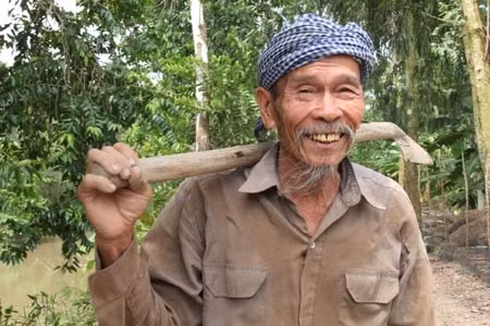 Ace là đẳng cấp cao nhất và là cái đích của mọi phi công lái chiến đấu cơ nhắm tới. Để đạt được đẳng cấp Ace, các phi công cần hạ được tối thiểu 5 máy bay địch. Ảnh: Đại tá phi công Nguyễn Văn Bảy với hình ảnh "lão nông tri điền", ít ai biết được ông "lão nông" này đã từng 7 lần hạ gục các chiến đấu cơ của Mỹ. Nguồn ảnh: ANTĐ.