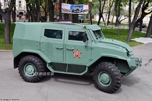 Xe có hệ thống dẫn động 4x4 mạnh mẽ được thiết kế để phù hợp với địa hình của nước Nga với rất nhiều tuyết và đầm lầy, ngoài ra xe cũng có khả năng lội nước sâu tới 900mm. Hiện vẫn chưa rõ thông số động cơ của loại xe này. Nguồn ảnh: Sina.