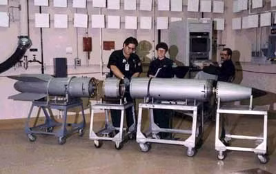 Có trọng lượng khoảng 320 kg, mỗi quả bom nguyên tử B61 có chiều dài 3,56 mét, đường kính 33 cm và có lượng nổ tương đương với từ 0,3 tới 340 kilotons tùy phiên bản. Mặc dù sức công phá của bom nguyên tử nhìn chung là khỏi cần phải "dẫn đường thông minh", thế nhưng đáng chú ý là hiện Mỹ đã có phương án trang bị bộ "kit" dẫn đường chính xác cho B61 có khả năng ném trúng mọi mục tiêu với sai số cực thấp. Nguồn ảnh: Wiki.