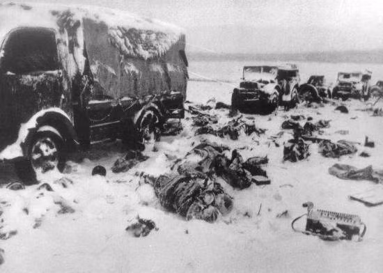 Một đoàn xe vận tải của Đức bị tấn công ở ngoại ô Moscow năm 1941. Những người còn sống sót sau vụ tập kích cũng không thể thoát khỏi mùa đông khắc nghiệt của nước Nga và cũng phải bỏ mạng. Nguồn ảnh: Qoura.