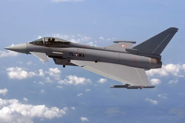 Chiếc Typhoon được đánh giá có hiệu quả chiến đấu bằng một nửa chiếc F-22 Raptor. Tuy nhiên nó lại được đánh giá uy lực hơn F-15F, Rafale, Su-27… Nguồn ảnh: military-today.