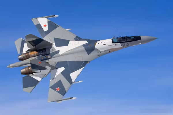 Tiêm kích cơ đa nhiệm SU-35 là phiên bản phát triển từ chiếc Su-27. Đây là máy bay thế hệ 4++, bay nhanh và linh hoạt cao, thiên về không chiến. Nguồn ảnh: military-today.