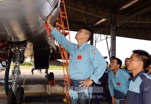 Ngoài ra, phi công còn phải kiểm tra tổng thể vòng kín, bảo đảm máy bay ở tình trạng kỹ thuật tốt nhất, sau đó mới tiến hành tiếp thu máy bay, thực hiện các chuyến bay công kích.