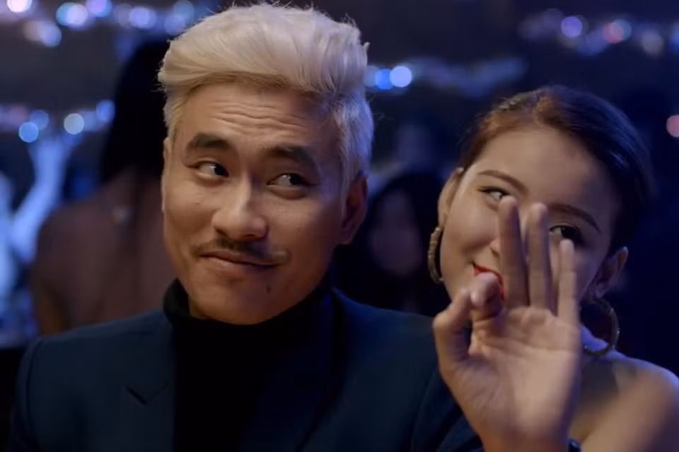 Kiều Minh Tuấn: Còn được biết đến là chàng bạn trai kém 18 tuổi của Cát Phượng, nhưng chính con số 18 đã đem lại may mắn cho Kiều Minh Tuấn. Bộ phim Em chưa 18 ra mắt hồi tháng 4 đã xô đổ hàng loạt kỷ lục phòng vé, và thu tổng cộng 171 tỷ đồng - con số chưa từng thấy trong lịch sử điện ảnh Việt Nam. Trên thực tế, nam diễn viên trước đó từng tham gia cả bộ phim ăn khách Nắng (2016). Trong tháng 9, anh trở lại đóng Nắng 2, cùng đôi vợ chồng Thu Trang - Tiến Luật xuất hiện ở Chí Phèo ngoại truyện, và góp mặt trong Yêu đi, đừng sợ!. Ảnh: CGV.