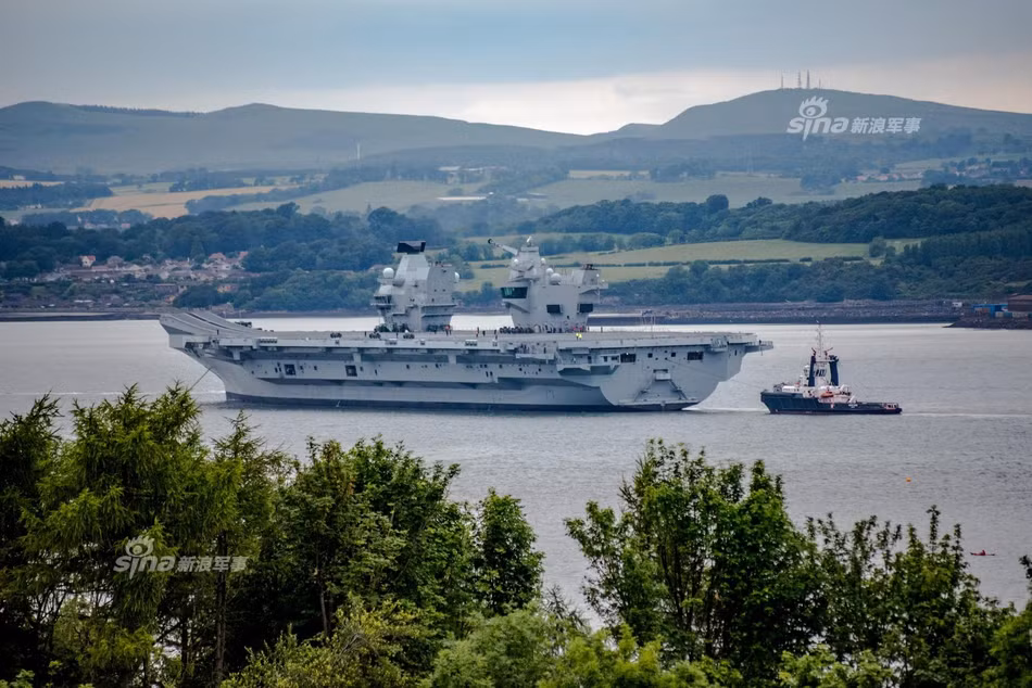 Dự kiến, tới cuối năm 2017 này chiếc HMS Queen Elizabeth sẽ được biên chế chính thức vào Hải quân Hoàng gia Anh. Mặc dù hiện vẫn còn nằm ngoài đăng bạ nhưng HMS Queen Elizabeth đã gần như "cầm chắc" suất trở thành Soái hạm (Flagship) của lực lượng Hải quân Hoàng gia Anh. Nguồn ảnh: Sina.