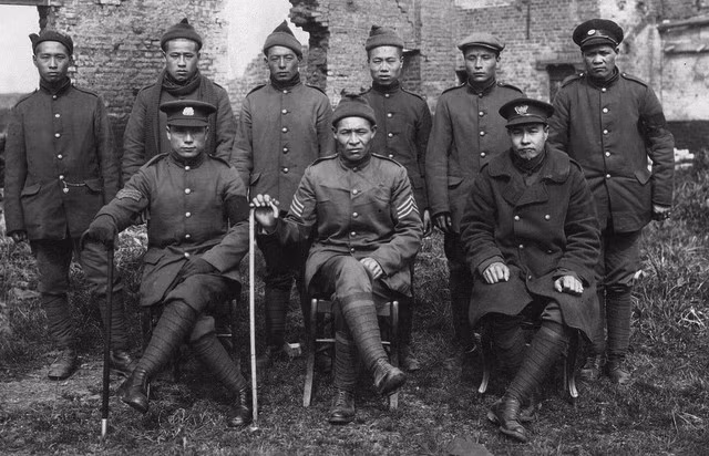 Vào đúng ngày 14/8/1917, tròn 100 năm trước, chính phủ Trung Hoa Dân Quốc khi này vẫn còn rất non trẻ, mới chỉ thành lập được 4 năm đã quyết định tuyên chiến với Đức, đưa quân sang châu Âu sát cánh cùng người Anh và Pháp chiến đấu trong cùng một chiến hào trong giai đoạn cuối cùng của Chiến tranh Thế giới thứ nhất. Ảnh: Những sỹ quan chỉ huy Trung Hoa Dân Quốc được Trung Quốc đưa sang châu Âu. Nguồn ảnh: Military.