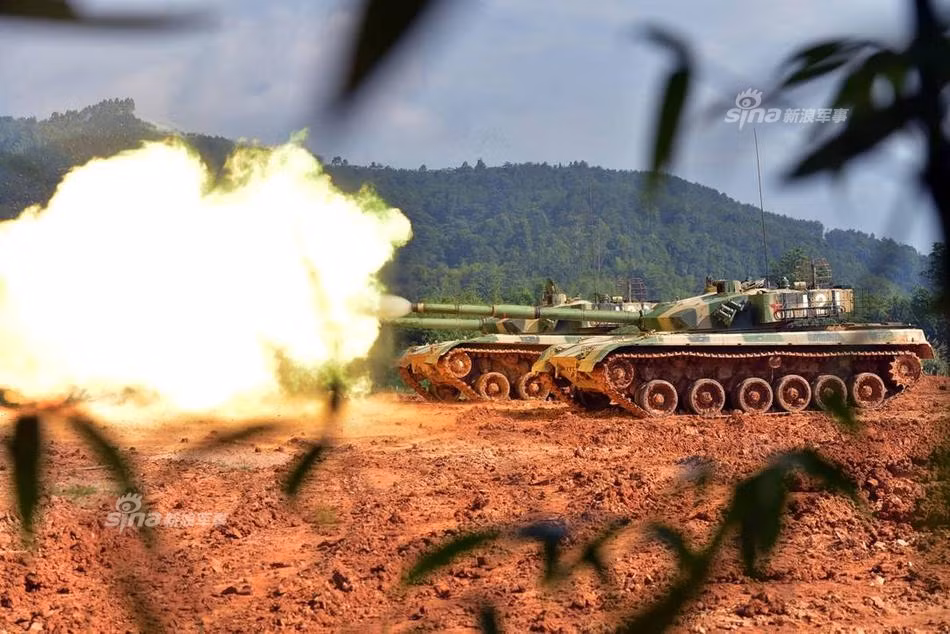 Các xe tăng chủ lực Type 96B của Lữ đoàn 79 Bộ binh Trung Quốc khai hỏa trong diễn tập. Nguồn ảnh: Sina.