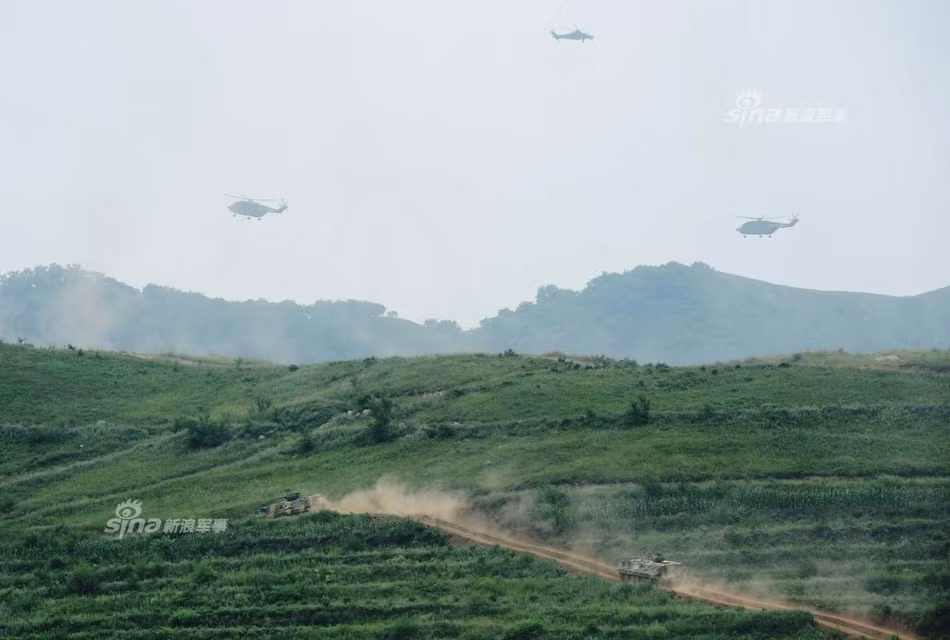 Trong quá trình di chuyển, hành quân trước khi tới trận địa, các trực thăng chiến đấu sẽ đóng vai trò bảo vệ và do thám từ trên cao cho các lực lượng phía dưới mặt đất. Nguồn ảnh: Sina.