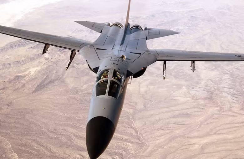Có phi hành đoàn bao gồm 2 người, F-111 có chiều dài 22,4 mét, độ dài sải sánh khi gập hết cỡ vào khoảng 9,75 mét, khi xòe hết cỡ lên tới 19,2 mét; diện tích mặt cánh khi cụp và xòe lần lượt là 48,7 mét vuông và 61,07 mét vuông. Ảnh: F-111 khi xòe cánh hết cỡ. Nguồn ảnh: National.