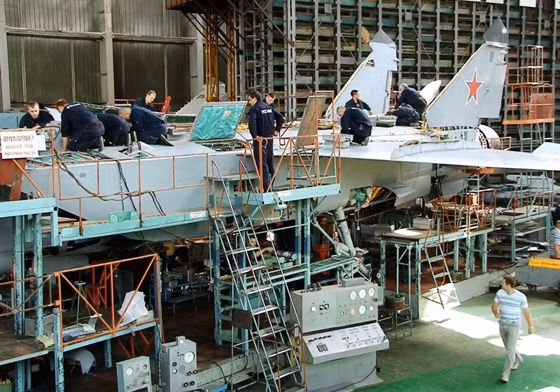 Được ra đời từ năm 1982, những chiếc MiG-31 hiện nay vẫn còn phục vụ trong Không quân Nga và được nâng cấp, bảo dưỡng thường xuyên tại nhà máy Sokul, một trong những nhà máy chuyên sản xuất các dòng máy bay MiG. Nguồn ảnh: EngRu.