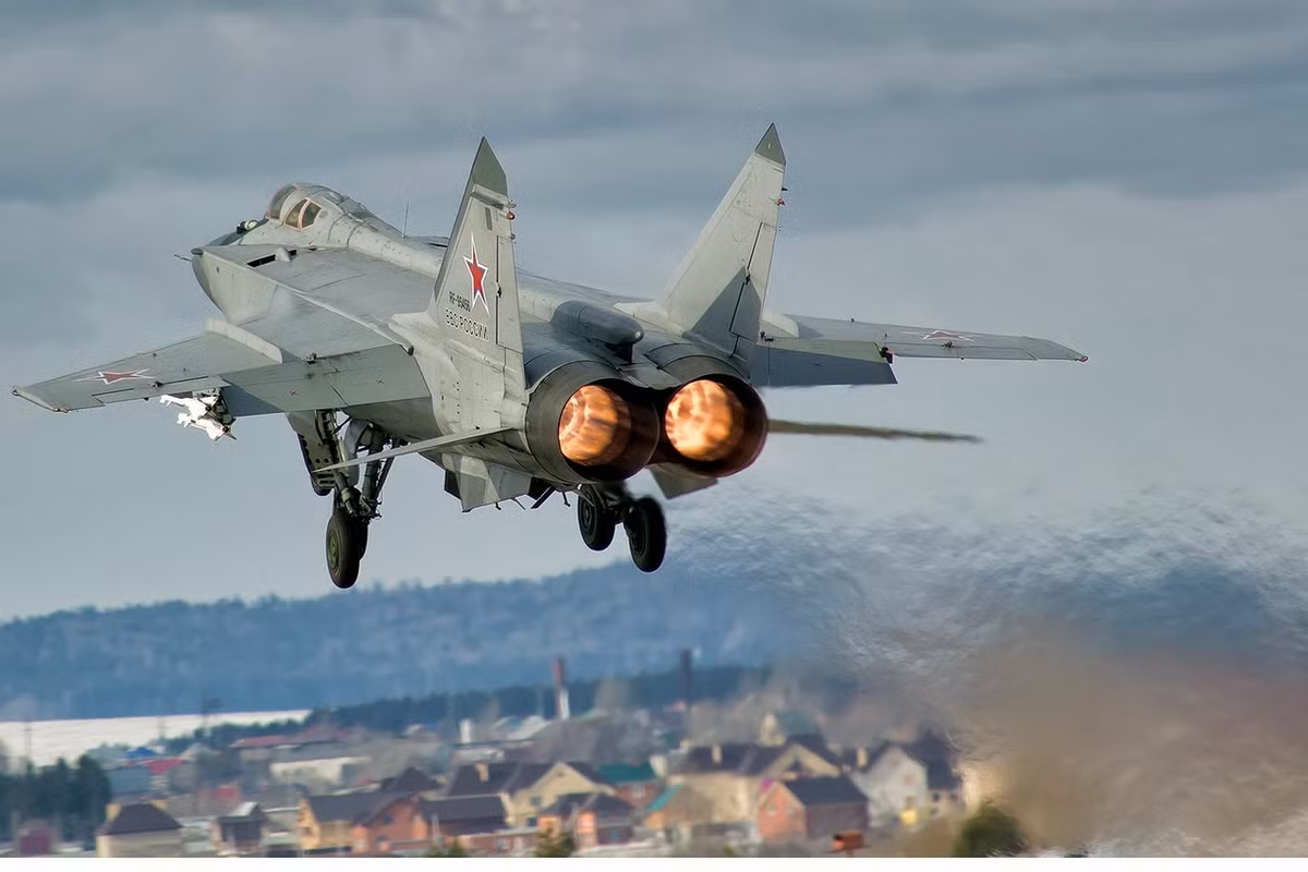 Theo các tài liệu Không quân Nga, hiện tại nước này có từ 152-190 chiếc tiêm kích MiG-31 trong biên chế. Hiện họ muốn hướng tới hiện đại hóa toàn bộ phi đội MiG-31 của mình lên biến thể BM và BSM trước năm 2020 với số lượng ước tính hơn 110 đơn vị bao gồm cả MiG-31BM/BSM. Nguồn ảnh: Aero.