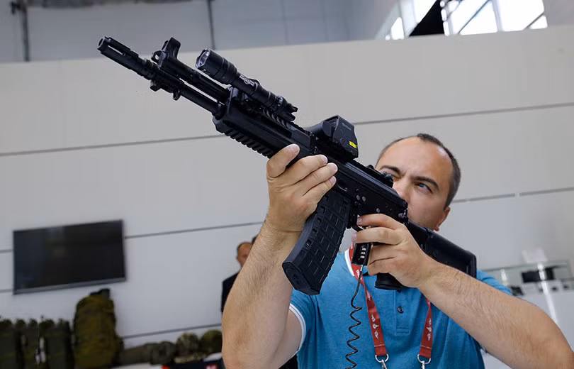 Phiên bản AK-12 đang được Bộ Quốc phòng Nga nhắm tới để trở thành vũ khí đi kèm với bộ quân trang chiến binh tương lai Ratnik II và III của Quân đội Nga. Nguồn ảnh: Kalashnikov.