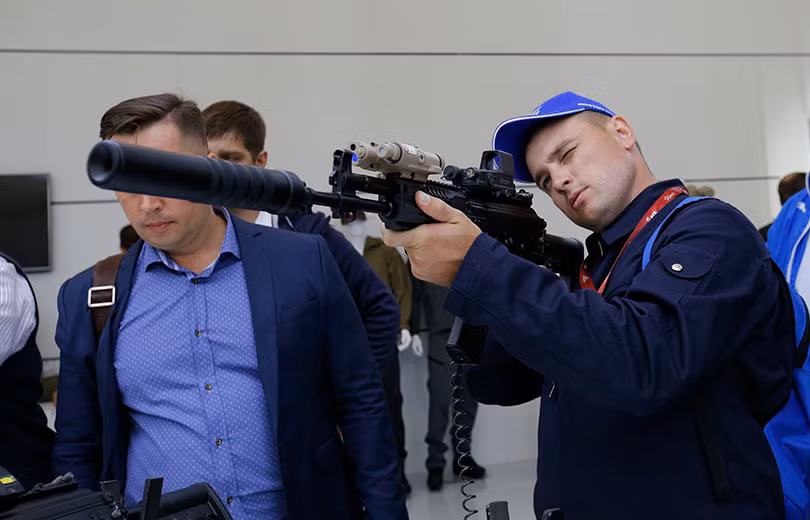 Súng trường tấn công tương lai AK-12, phiên bản sử dụng cỡ nòng 5,45mm với tốc độ bắn nhanh, chính xác và ít giật hơn nhiều so với khẩu AK-15 sử dụng cỡ nòng 7,62mm. Nguồn ảnh: Kalashnikov.