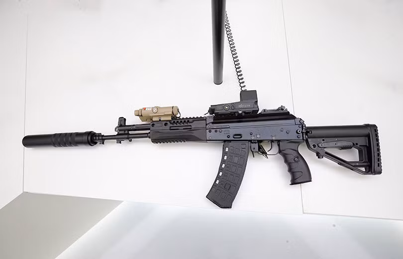 Nếu được chọn AK-12 sẽ trở thành mẫu súng trường tấn công tiếp theo thuộc dòng AK serie của Quân đội Nga và nó sẽ dần thay thế cho cho nhưng khẩu AK-74M. Một khẩu AK-12 với ống giảm thanh và kính ngắm Holo. Tại ARMY-2017 năm nay. Nguồn ảnh: Kalashnikov.