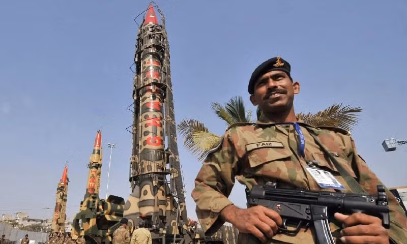 Theo một vài nguồn tin, Pakistan hiện đang có khoảng 120 tới khoảng 140 đầu đạn hạt nhân dự trữ, nước này chưa triển khai bất cứ một đầu đạn hạt nhân nào và kho vũ khí hạt nhân của nước này tối đa cũng chỉ dừng lại ở con số 140. Nguồn ảnh: Dawn.