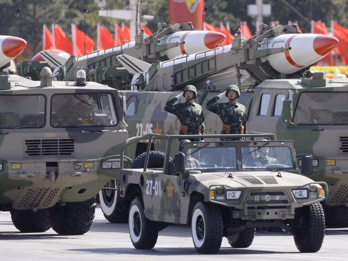 Không giống như Mỹ hay Nga, Trung Quốc chưa bao giờ công bố số lượng vũ khí hạt nhân của nước này kể từ khi Bắc Kinh chính thức sở hữu vũ khí hạt nhân từ năm 1964. Theo dự đoán của nhiều chuyên gia hiện tại Trung Quốc được cho là đang sở hữu khoảng 260 đầu đạn, con số này có thể lớn hơn so với dự đoán. Nguồn ảnh: BI.