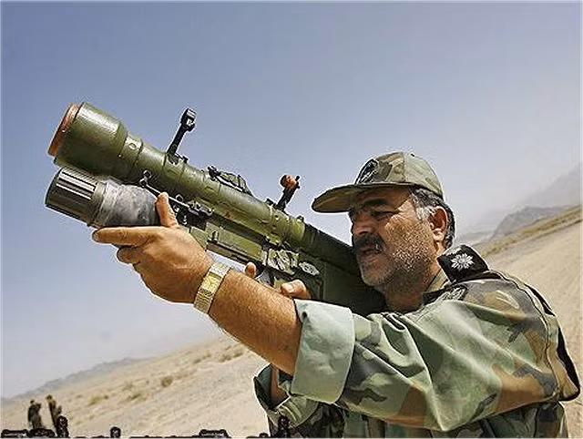 Loại tên lửa không đối không được trang bị cho các máy bay không người lái Iran là loại Misagh-2. Đây là loại tên lửa vác vai cỡ nhỏ, có trọng lượng chỉ 12,75 kg, tầm bắn 5 km và có khả năng bay với tốc độ khoảng 600 m/giây. Misagh-2 được phía Iran cải biên lại để có thể phóng được từ các máy bay không người lái Sadegh. Nguồn ảnh: Army.