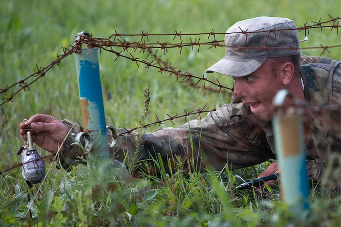 Ngoài ra còn có cả phần thi gỡ bẫy mìn. Hiện tại, Army Scout Masters và nhiều phần thi khác trong Army Game 2017 vẫn đang tiếp tục diễn ra trước khi hội thao quân sự này bế mạc trong vài tuần tới. Nguồn ảnh: Tass.