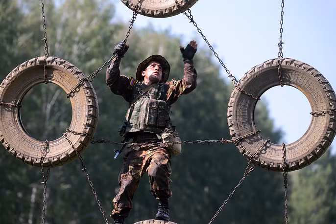 Dù vậy do hạn chế giữa các nội dung thi nên Army Scout Masters gần giống một phần thi tiếp sức giữa các thành viên trong cùng một đội. Mỗi đội với 22 thành viên sẽ phải qua tổng cộng 22 chướng ngại vật. Nguồn ảnh: Tass.