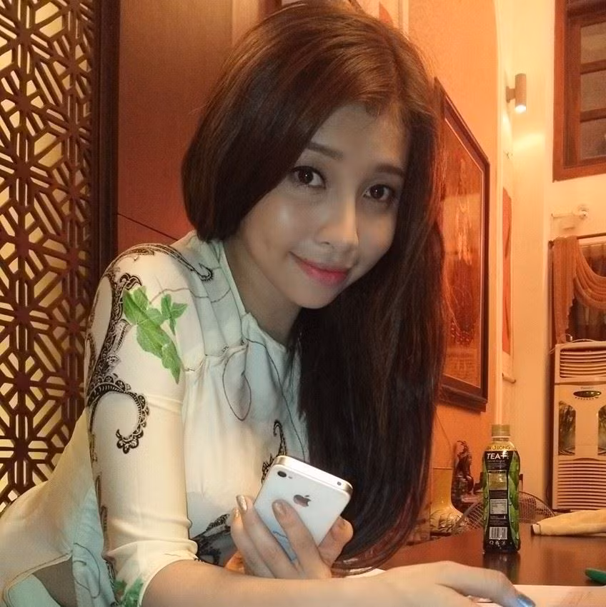 Việc xuống tóc đi tu của Tuyết Nhi hoàn toàn không phải quyết định bộc phát. Người đẹp 9X chia sẻ đã từng nhiều lần có ý định quy y cửa Phật nhưng do không được gia đình, người thân ủng hộ nên cô buộc phải trì hoãn. Sau này khi đã cảm thấy những xô bồ, những sự náo nhiệt của đời sống bên ngoài không còn nhiều ý nghĩa với mình nữa, cảm thấy tâm can cần được đặt ở chốn bình yên... Tuyết Nhi đã quyết định xuống tóc trước sự ngỡ ngàng của rất nhiều người thân.