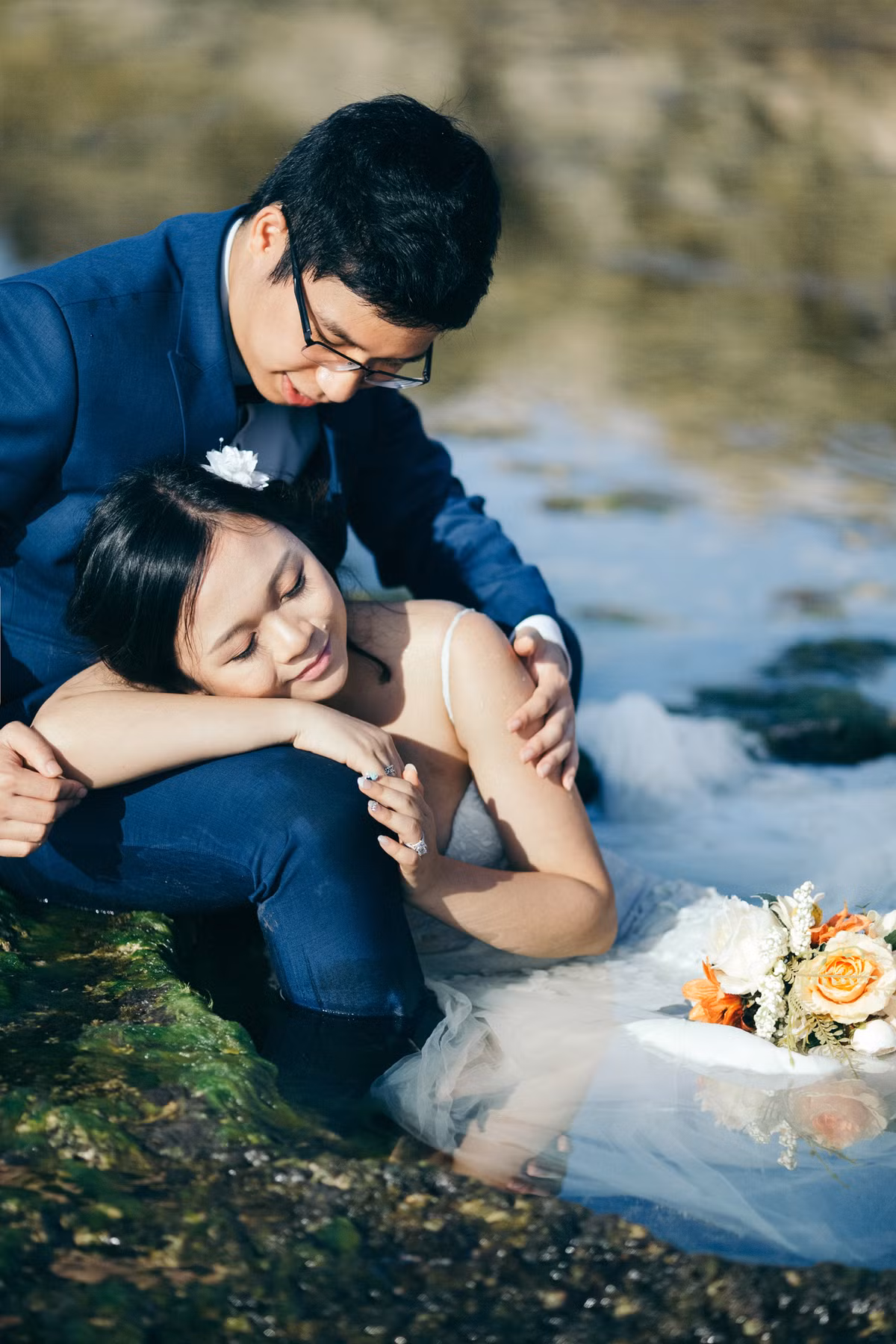Lê Hồng Ngọc và Lê Minh Đức (25 tuổi) vốn là đôi bạn học chung cấp 2. Từ ngày mới gặp nhau tại lớp chuyên Toán trường Trưng Vương (Hà Nội) tới giờ, hai người đã cùng có với nhau chuyện tình 11 năm đầy lãng mạn và những kỷ niệm đáng nhớ gắn liền với từng quá trình nảy sinh, phát triển tình cảm. Ảnh trong bài: Hai Le Cao Photography.