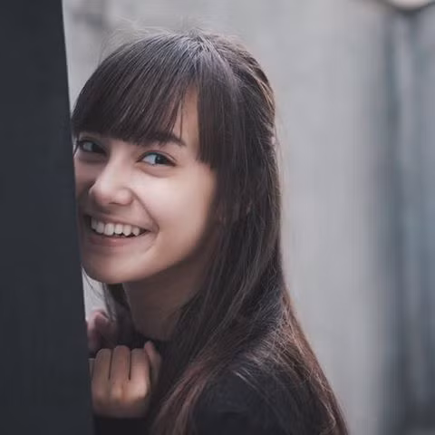 Qua một thời gian tìm hiểu, được biết, cô gái quảng cáo kem tên là Marisa Kaapro, 16 tuổi, hiện đang học tập và sinh sống cùng gia đình tại Bangkok. Marisa Kaapro khá nổi tiếng trong cộng đồng trẻ xứ Chùa Vàng nhờ nhan sắc cuốn hút, ngây thơ và vô cùng thuần khiết.