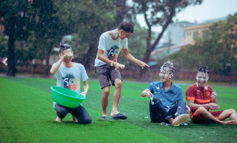 Khi nhìn các sinh viên này vui đùa dưới trời mưa, chắc hẳn người xem sẽ không ngừng liên tưởng về những ký ức tuổi thơ đầy dữ dội mà vô tình chúng ta đã lãng quên đâu đó trong cuộc sống bận rộn thường ngày.