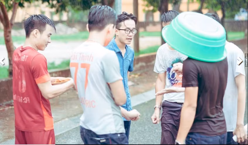 Bộ ảnh kỷ yếu mùa lũ của các nam sinh trường Nông nghiệp tạo được thiện cảm với người xem bởi chính sự mộc mạc, giản dị đúng chất sinh viên. Trong trang phục quần đùi, áo phông, các thanh niên 9X tạo đủ mọi trò chơi như té nước, dùng mo cau kéo xe, lấy chậu tắm tập bơi.