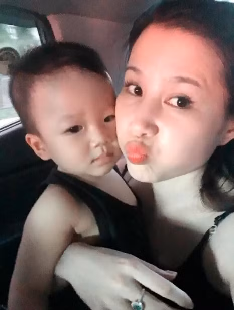 Nhờ ý thức giữ gìn nhan sắc, sức khỏe, lựa chọn và áp dụng thông minh nhiều liệu pháp dân gian... nên dù từng trải qua 3 lần tăng cân khủng khiếp sau khi sinh nhưng thân hình của Hoàng Giang vẫn không hề bị "xuống cấp". Hiện tại, bà mẹ 3 con xinh đẹp sở hữu vòng hai nhỏ gọn, làn da trắng sáng và một khuôn mặt rất ưa nhìn khiến cô trông trẻ hơn tuổi thật khá nhiều và thật sự giống những cô gái trẻ chưa từng sinh con.