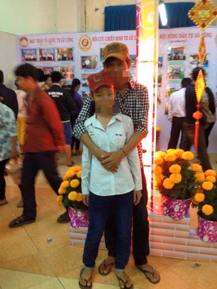 Anh chồng đứng cạnh cô vợ trẻ con bị nhiều người nhận xét như chú cháu.