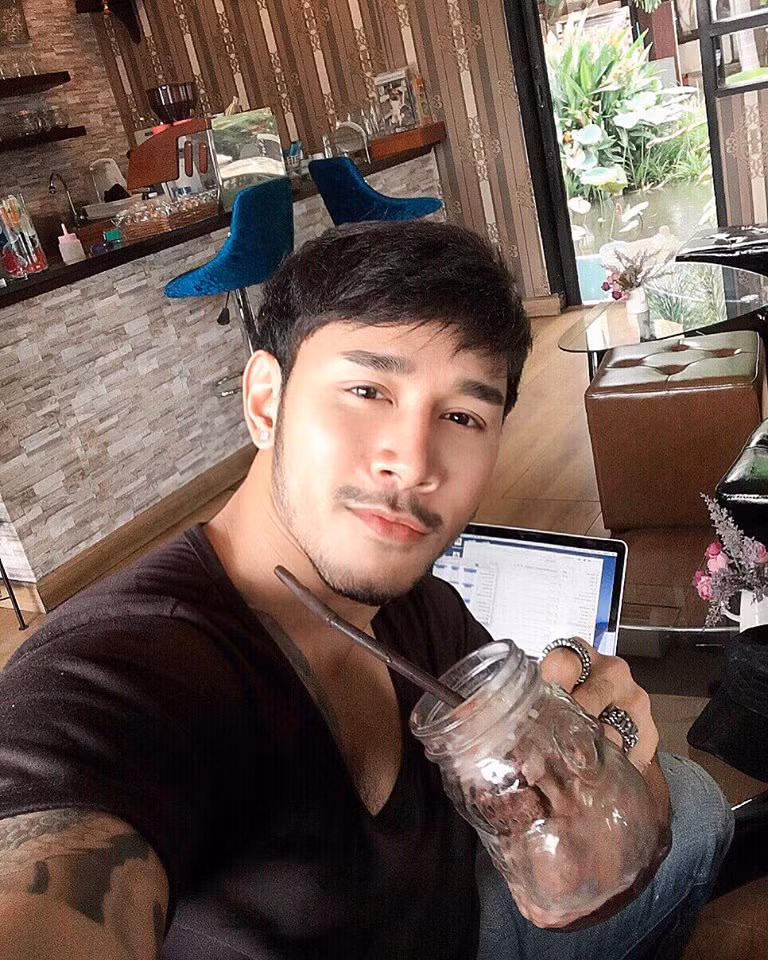 Một vài dân mạng thắc mắc đặt câu hỏi, hot boy rửa xe có ngoại hình chẳng thua kém gì tài tử mà tại sao anh lại lựa chọn công việc chân tay như vậy? Nếu anh làm siêu mẫu hay diễn viên điện ảnh thì chắc chắn sẽ thu về được một lượng fan khổng lồ yêu mến. Tuy nhiên, có lẽ đam mê lớn nhất của ông chủ rửa xe vẫn là xe cộ và kinh doanh, vậy nên dù cho có vất vả nhưng anh chàng vẫn quyết tâm gắn bó. 