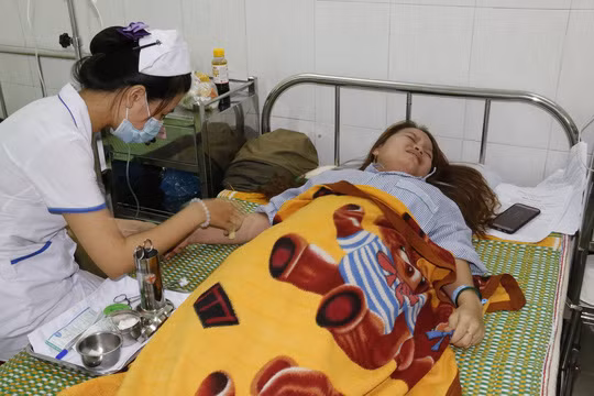 Chị Mai điều trị tại bệnh viện trong tình trạng đau đớn cả tinh thần lẫn thể xác.