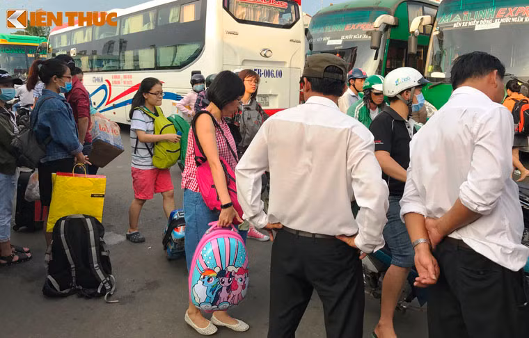 Ai cũng vội vàng trở về nhà để chuẩn bị cho ngày làm việc sau kỳ nghỉ lễ.