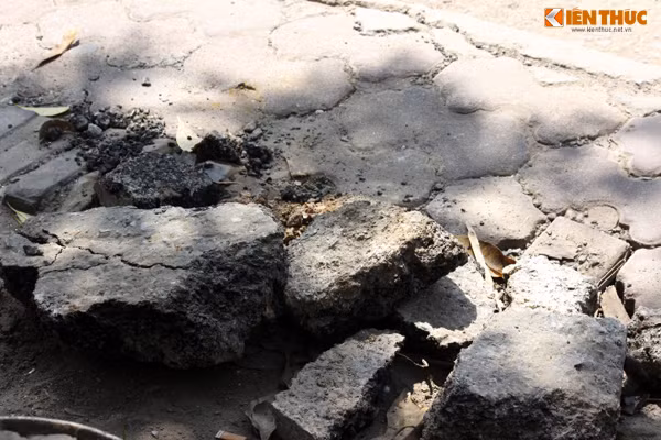 Một số phần mặt đường trước đó bị đào xới lên vẫn được chất thành từng đống nhỏ ngay trên vỉa hè.