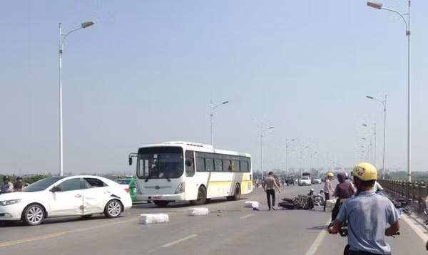 Hiện trường xảy ra vụ tai nạn giao thông trên cầu Vĩnh Tuy.