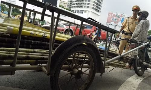 Thực hiện sự chỉ đạo của Phòng CSGT Công an TP Hà Nội ra quân xử lý các trường hợp xe tự chế, chở hàng cồng kềnh... di chuyển trên đường phố Hà Nội ngay sau vụ tai nạn thương tâm khiến một cháu bé tử vong xảy ra trên phố Tân Mai (Hoàng Mai, Hà Nội), sáng nay 25/9, Đội CSGT số 6, Công an TP Hà Nội đã phát hiện và xử lý rất nhiều trường hợp.