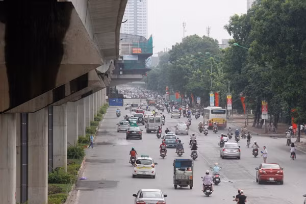 Bên cạnh đó, phía trước cửa một số địa điểm vui chơi, mua sắm của Hà Nội thỉnh thoảng xảy ra tình trạng ùn tắc nhẹ do người dân đến vui chơi, mua sắm.