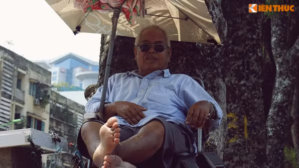 Ai nấy cũng cảm thấy tiếc nuối khi biết được toàn bộ những cây xanh nơi đây rồi cũng bị di chuyển đến nơi khác. Ông cụ này đã bán vé số dưới bóng hàng cây đường Kim Mã nhiều năm nay, giờ sẽ phải tìm nơi khác mưu sinh.