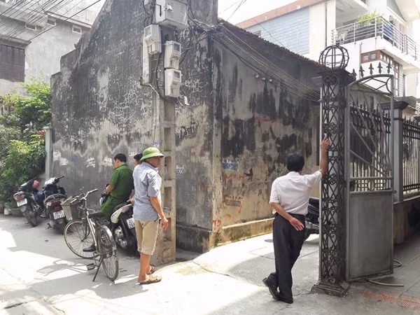 Lực lượng chức năng có mặt tại hiện trường ngay sau khi tiếp nhận thông tin.