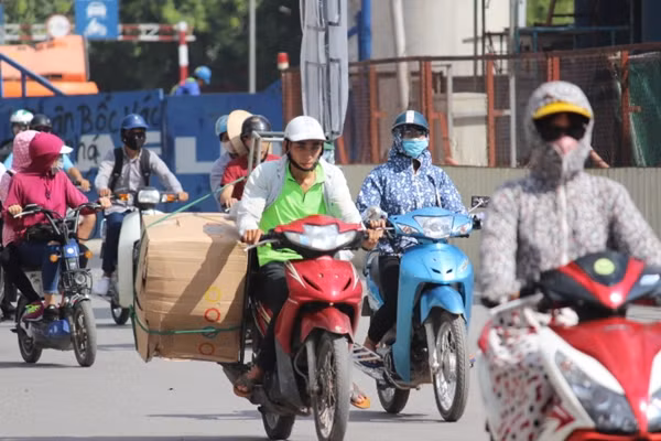 Hình ảnh xe máy chở hàng cồng kềnh trên đường Hà Nội.