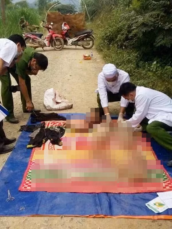 Lực lượng chức năng tiến hành khám nghiệm hiện trường, khám nghiệm thi thể để nhanh chóng làm rõ nguyên nhân vụ việc.