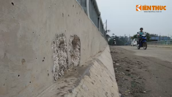 Xốp xuất hiện bên trong tường bê tông thành cầu Zét ở xã Tốt Động đang khiến người dân ngỡ ngàng.