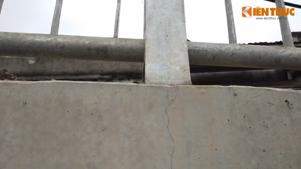 Một số điểm tại thành cầu Zét bắt đầu xuất hiện những vết nứt chạy dài dù cầu chưa được khánh thành.